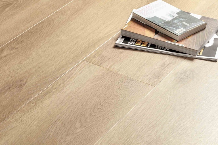 Světlá laminátová podlaha s dřevěnou strukturou a časopisy