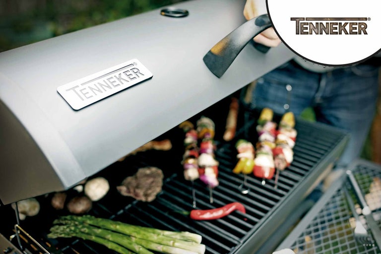 Logo Tenneker na grilu se zeleninou a masem