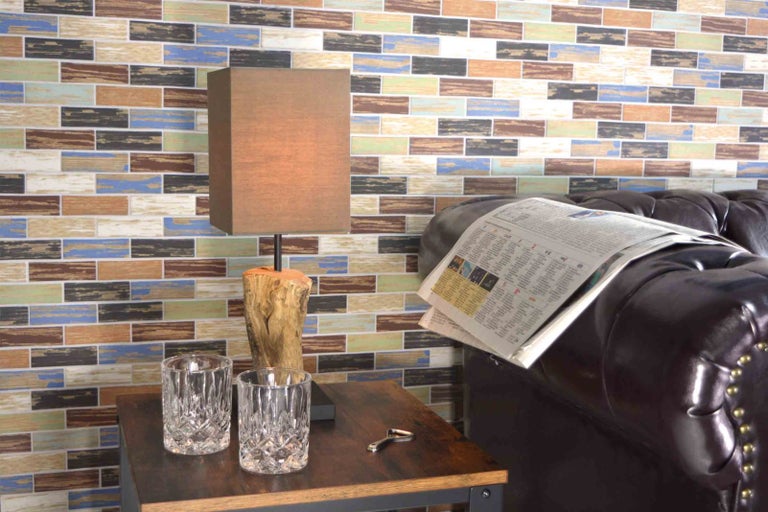 Nástěnná dekorace s mozaikovými obklady, kombinovaná se stolní lampou a dekorací