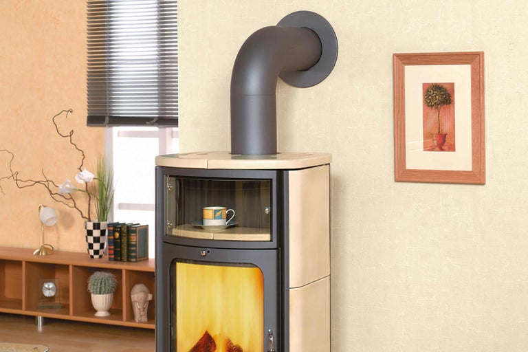 Krbová kamna s kouřovodem v obývacím pokoji.