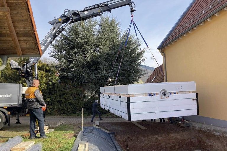 Instalace nádrže na dešťovou vodu pomocí jeřábu
