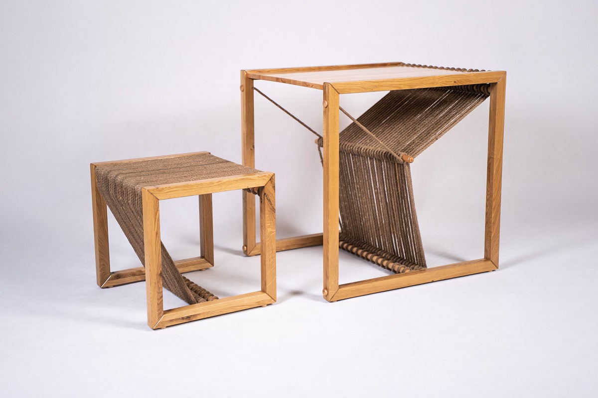 Stůl a stolička z dřeva s lanovým výpletem