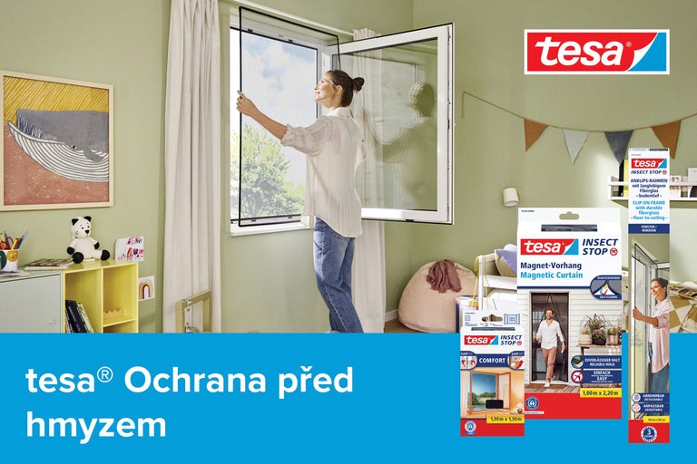 Žena připevňuje síť proti hmyzu Tesa na okno v dětském pokoji