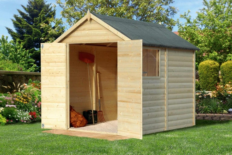 Dřevěný zahradní domek s otevřenými dveřmi a zahradním nářadím