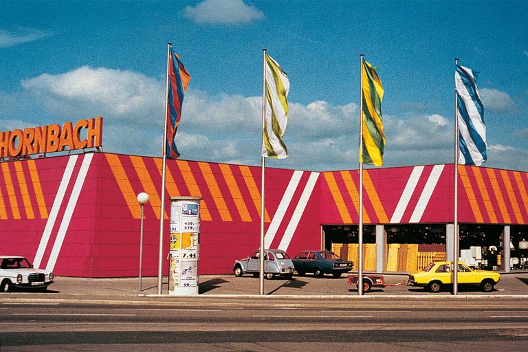 Pohled na budovu hobbymarketu Hornbach s vlajkami