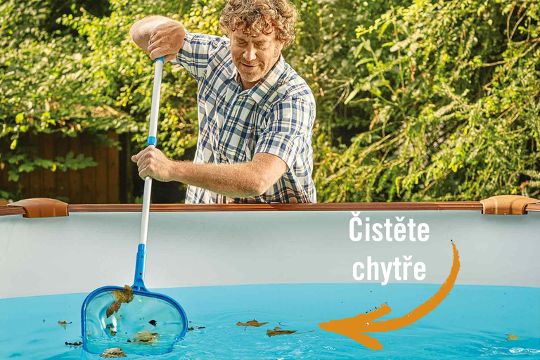 Muž čistí bazén od listí pomocí sítě