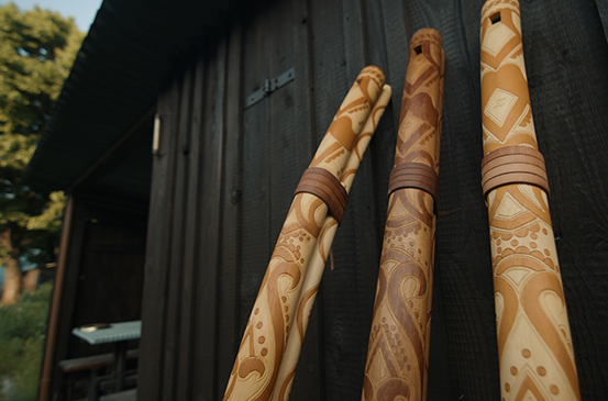 Tři zdobené fujary ze dřeva