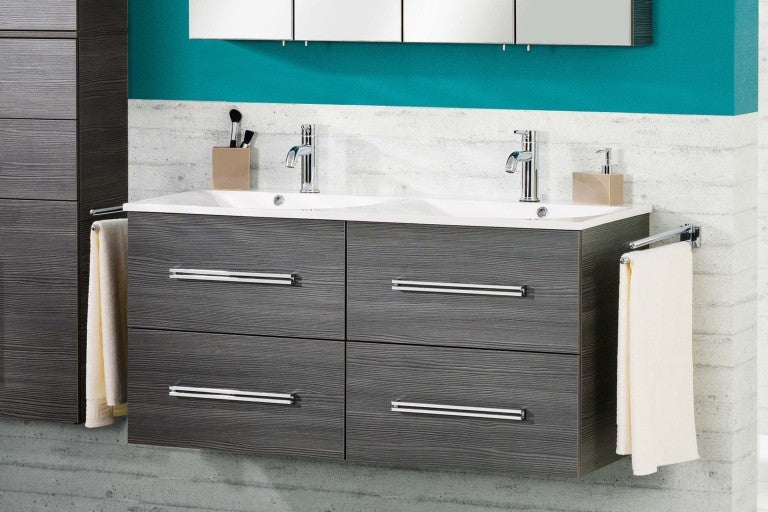 Koupelna s dvojitým umyvadlem, skříňkou se zásuvkami a držákem na ručníky