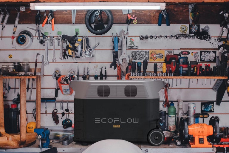 Elektrárna EcoFlow Pro na pracovní lavici s nářadím na zdi