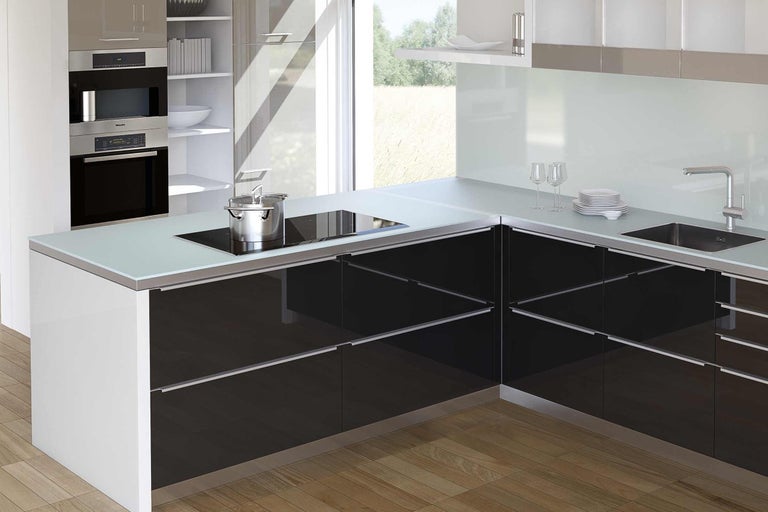 Moderní kuchyně s černými skříňkami, pracovní deskou a varnou deskou