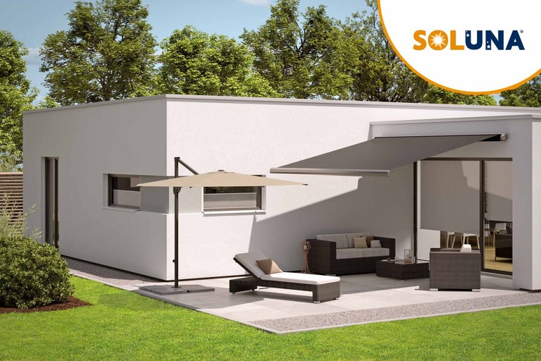 Scéna s domem, markýzou, slunečníkem a zahradním nábytkem na terase