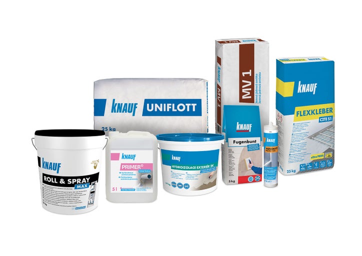 Sortiment produktů Knauf, včetně Uniflott, Roll & Spray Max, Primer, MV 1, Hydroizolace Exterieur 2K, Fugenbunt, Renokitt a Flexkleber.