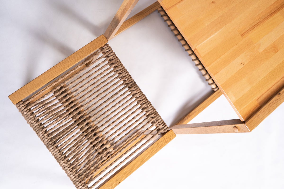 Detailní pohled na dřevěnou židli s lanovým výpletem pro interiér