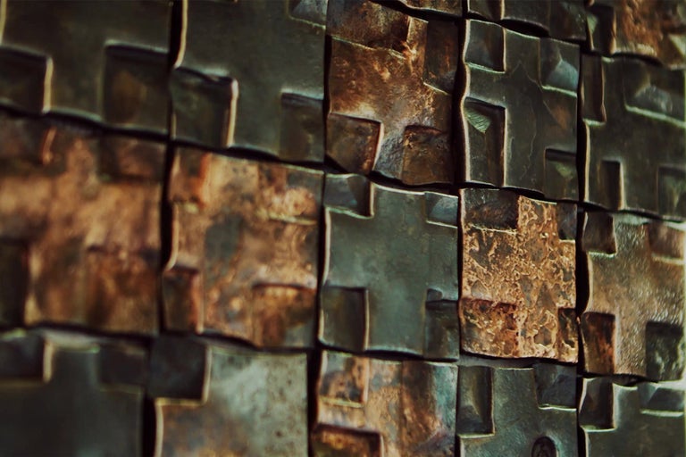 Detail obkladu stěn s texturovanými, čtvercovými kovovými prvky