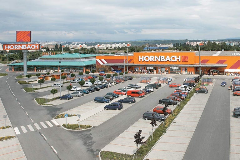 Vnější pohled na hobbymarket Hornbach s parkovištěm