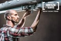 Řemeslník montuje markýzu pomocí nářadí; Montážní servis Hornbach.
