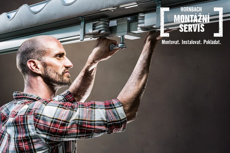 Řemeslník montuje markýzu pomocí nářadí; Montážní servis Hornbach.