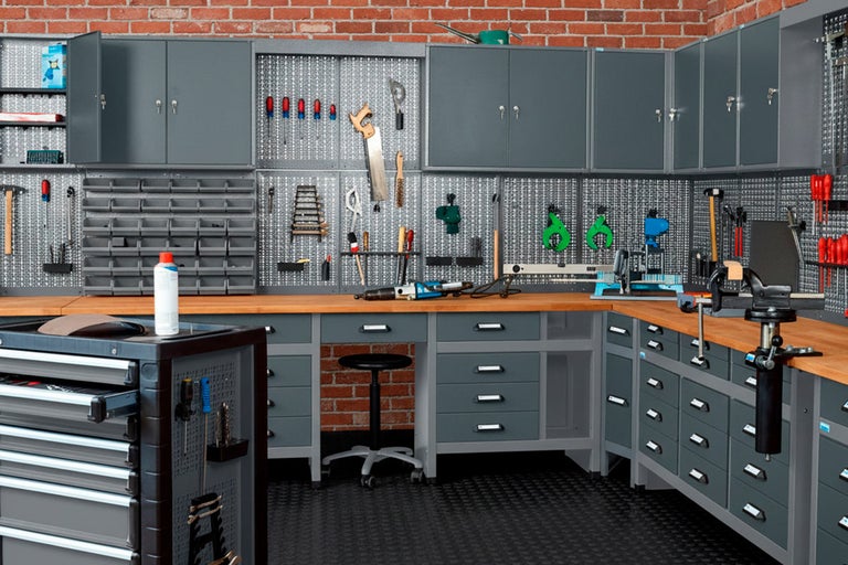 Dílna s ponkem, skříněmi na nářadí a vozíkem na nářadí pro skladování nářadí