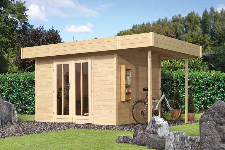 Zahradní domek s dvoukřídlými dveřmi a krytou verandou na zahradě