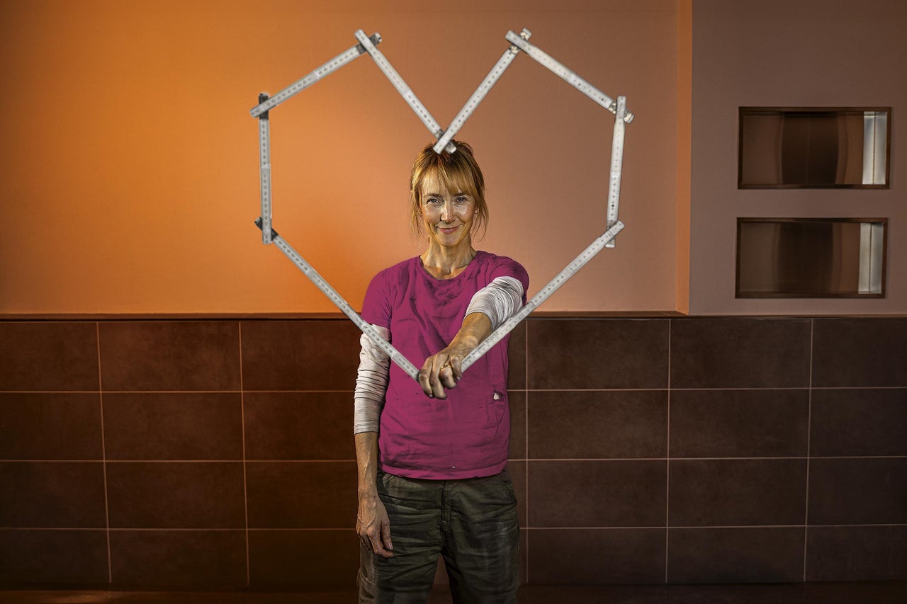 Žena drží skládací metr ve tvaru srdce