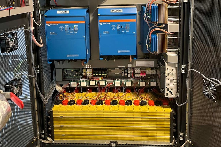 Rozvaděč s bateriemi, měniči a kabeláží