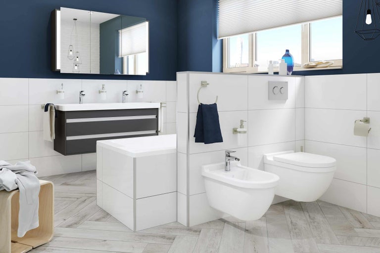 Moderní koupelna s umyvadlem, zrcadlem, toaletou a bidetem.