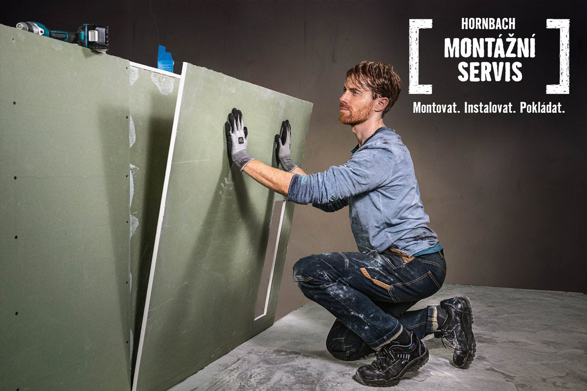 Řemeslník montuje sádrokartonové desky. Logo Hornbach Montážní servis vpravo nahoře.