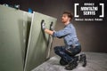 Řemeslník montuje sádrokartonové desky. Logo Hornbach Montážní servis vpravo nahoře.