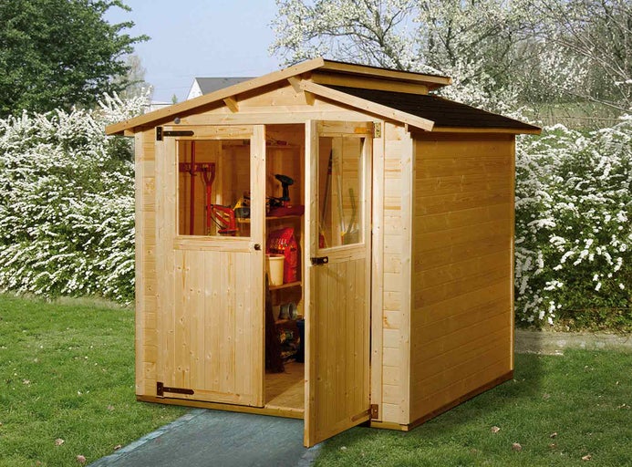 Dřevěný zahradní domek s otevřenými dvoukřídlými dveřmi a okny