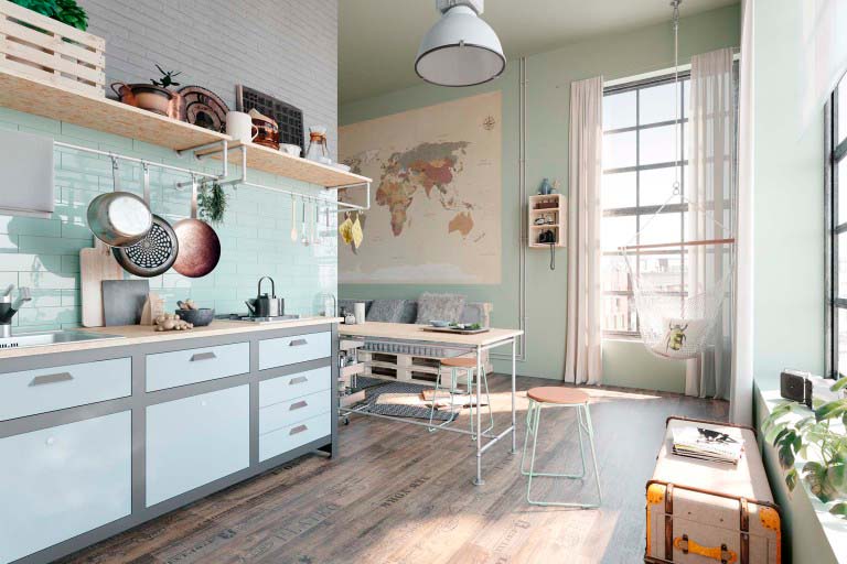 Světlý obývací pokoj s kuchyňským koutem, jídelním stolem, mapou světa na zdi a závěsným křeslem u okna