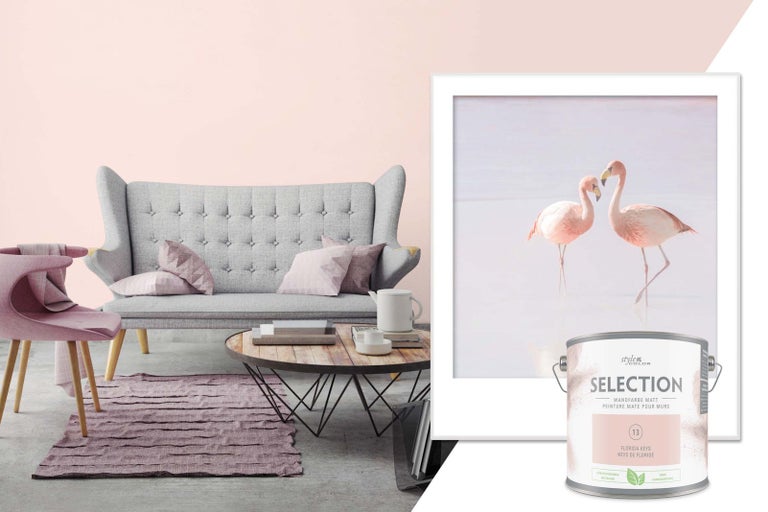 Obývací pokoj s pohovkou, křeslem, kobercem, nástěnnou malbou s plameňáky a plechovkou nástěnné barvy Stylecolor Selection