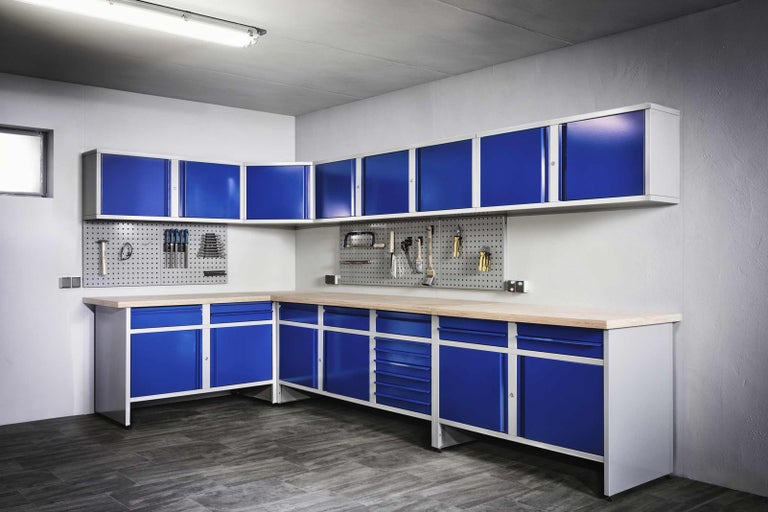 Dílna s pracovním stolem, úložnými skříněmi a stěnou na nářadí