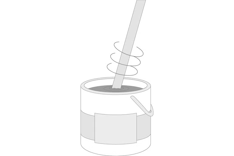 Míchání barvy v kbelíku míchadlem.
