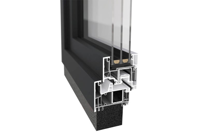 Řez okenním profilem s trojitým zasklením