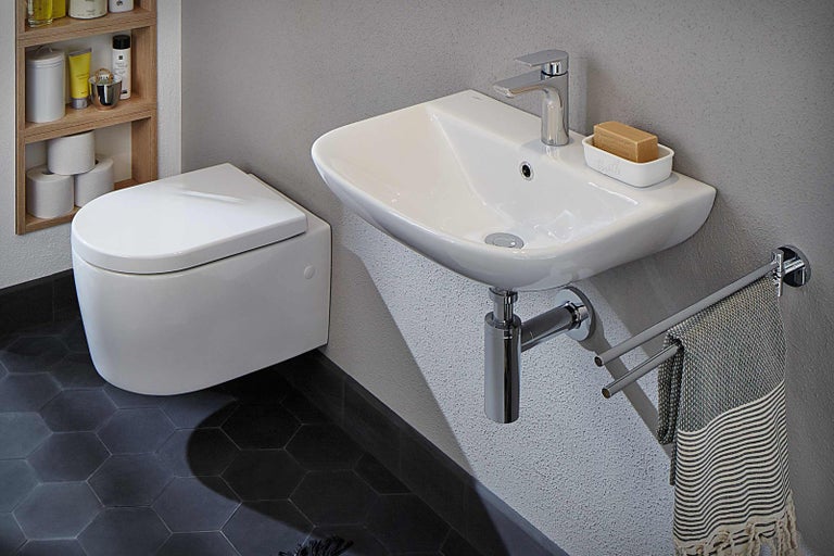 Moderní koupelna s nástěnným záchodem a umyvadlem na desku