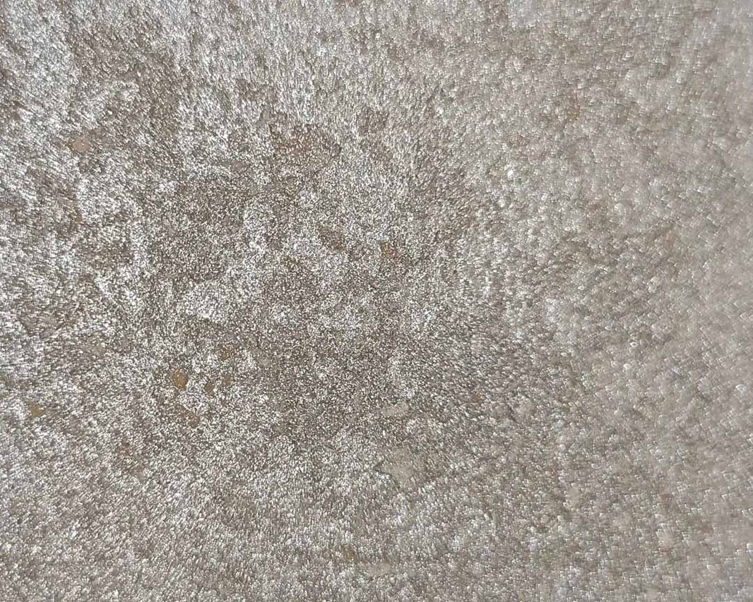 Detail strukturovaného povrchu tapety s třpytivou texturou
