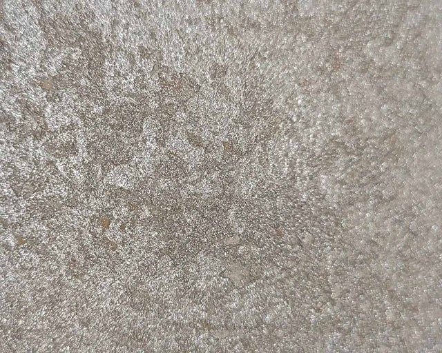 Detail strukturovaného povrchu tapety s třpytivou texturou