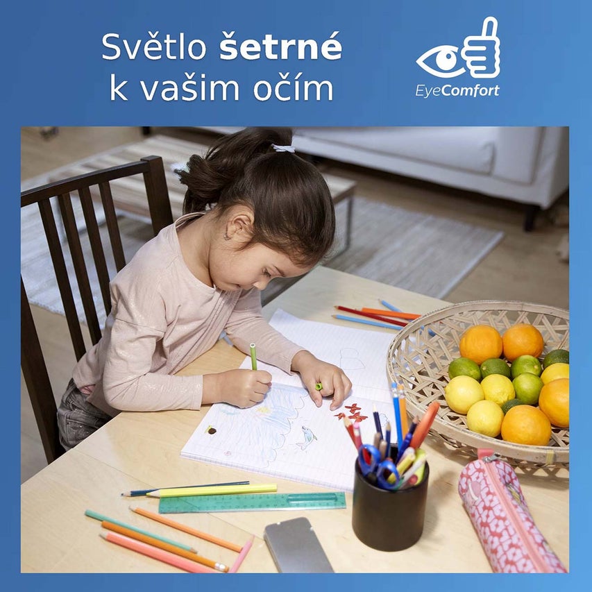 Dítě kreslí u stolu pod osvětlením šetrným k očím s logem EyeComfort