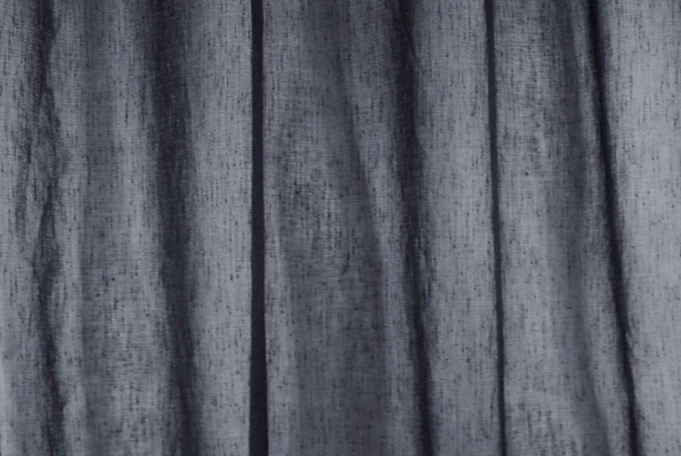 Šedý látkový závěs