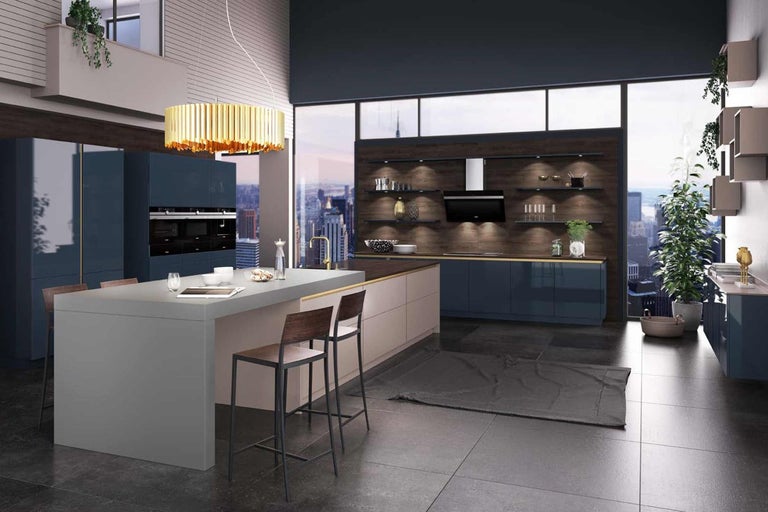 Světlá, prostorná kuchyně s kuchyňským ostrůvkem, barovými stoličkami a velkými okny.