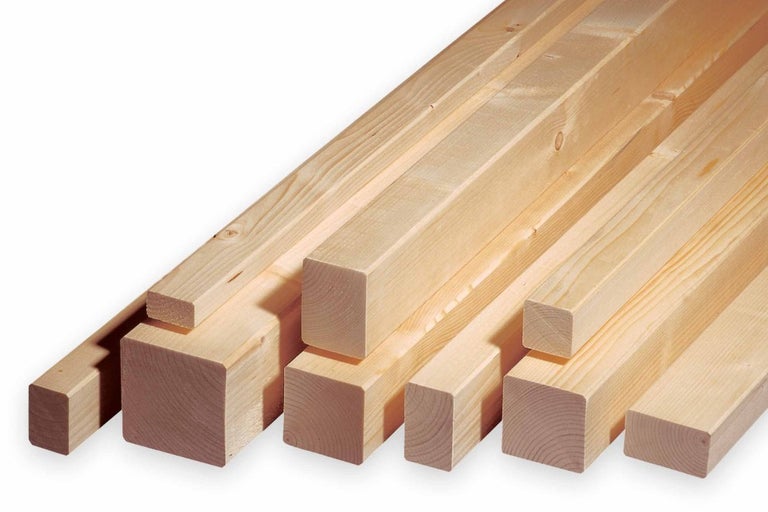 Hromada surových obdélníkových dřevěných sloupků