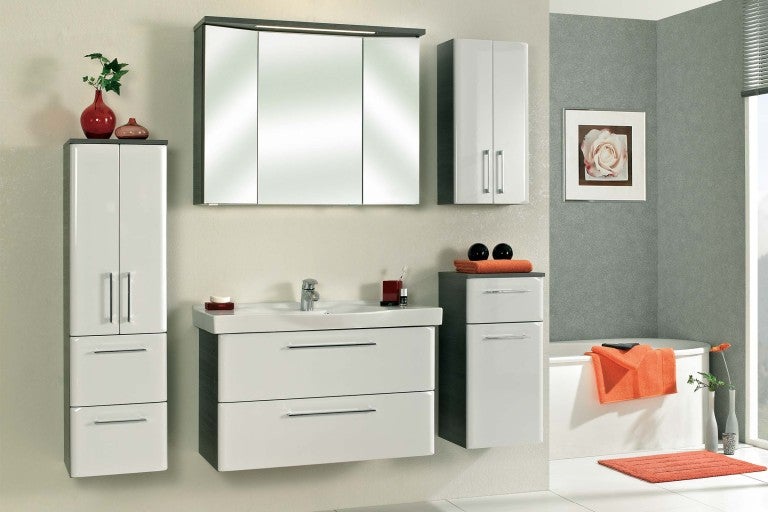 Koupelna s umyvadlem, zrcadlovou skříňkou a vysokou skříňkou