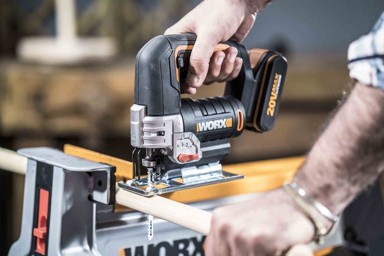 Akumulátorová přímočará pila při řezání kusu dřeva