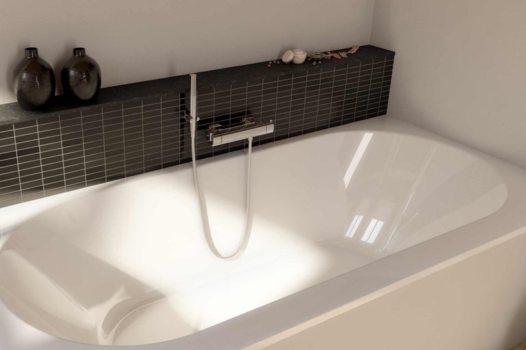 Vana s baterií a dekorativními předměty na polici