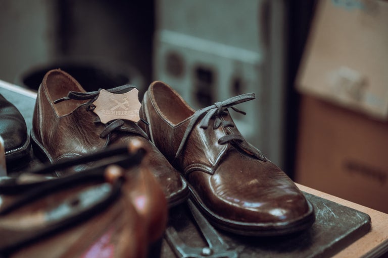 Hnědé kožené boty se tkaničkami a štítkem značky