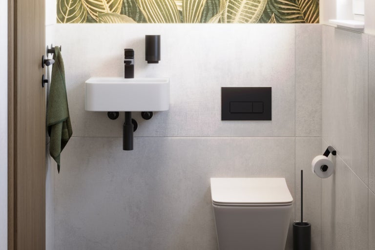 Moderní koupelna s toaletou, umyvadlem, baterií a doplňky