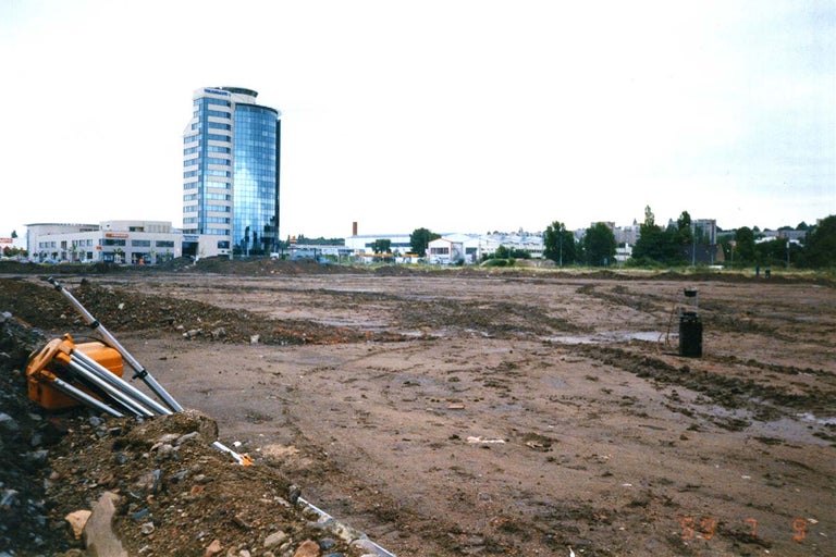 Staveniště s kancelářskou budovou v pozadí