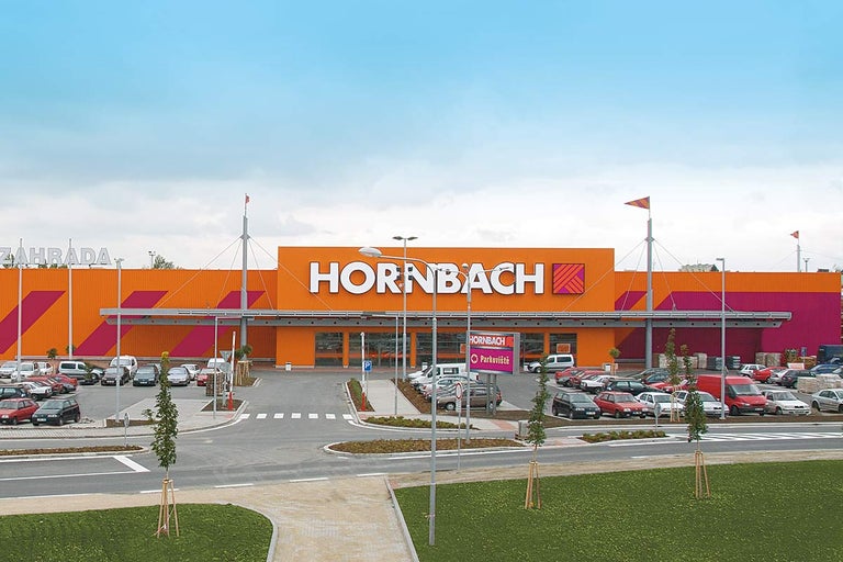 Vnější pohled na hobbymarket Hornbach s parkovištěm