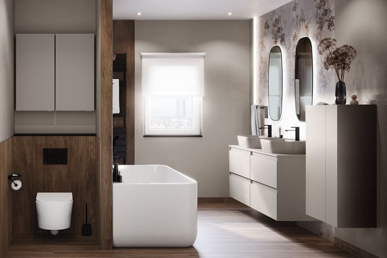 Moderní koupelna s vanou, umyvadlem, zrcadly a toaletou pro stylové zařízení