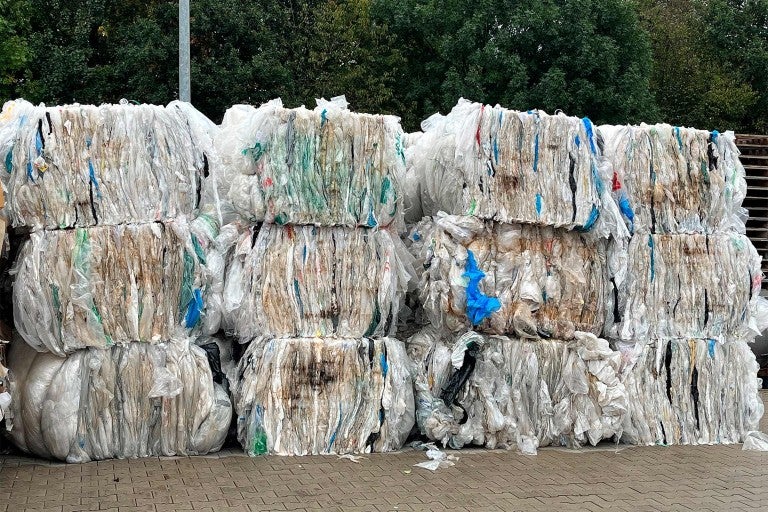 Naskládané balíky recyklační fólie